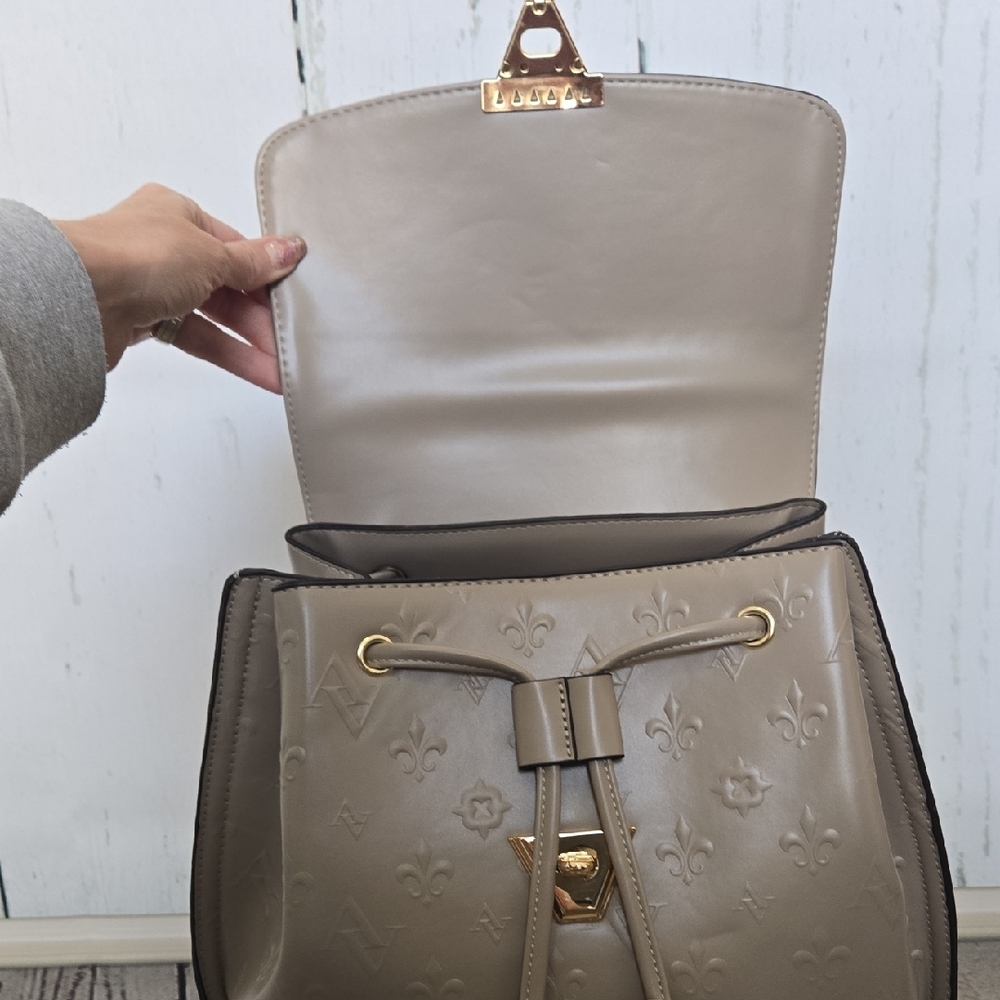 NWT Adrienne Vitadini Beige Men's Women's Backpack With Removeable Coin Pouch - Picture 12 of 13